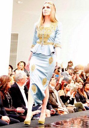 Karakou moderne-variation de la veste traditionnelle d-Algérie brodée de fetla ici portée avec un badroune